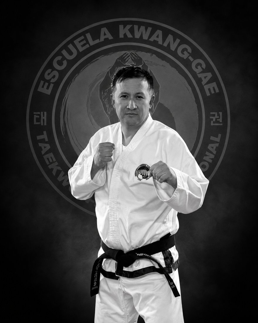 Retrato de Alejandro Silva Leiva, instructor de la Escuela Kwang-Gae, en dobok y cinturón negro